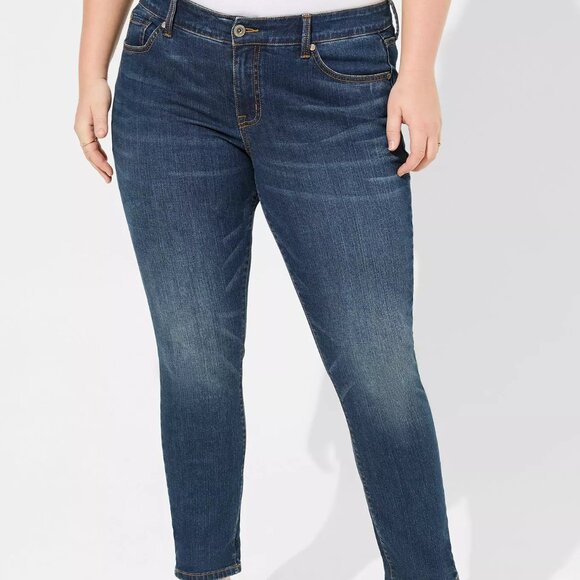 Torrid Boyfriend Jeans – Flaw - Medium Wash Stretch Denim Cropped Plus Size 18 - Picture 4 of 16